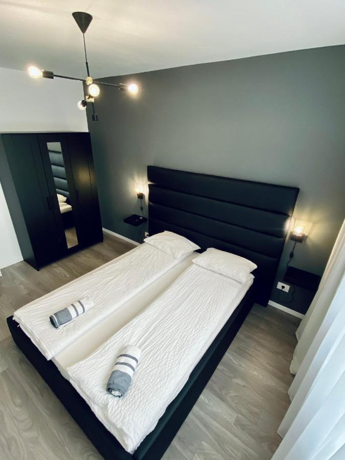 HappyHome Central Deluxe Apartments Oradea Extérieur photo